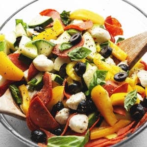  antipasti-Salat in einer Glasschüssel