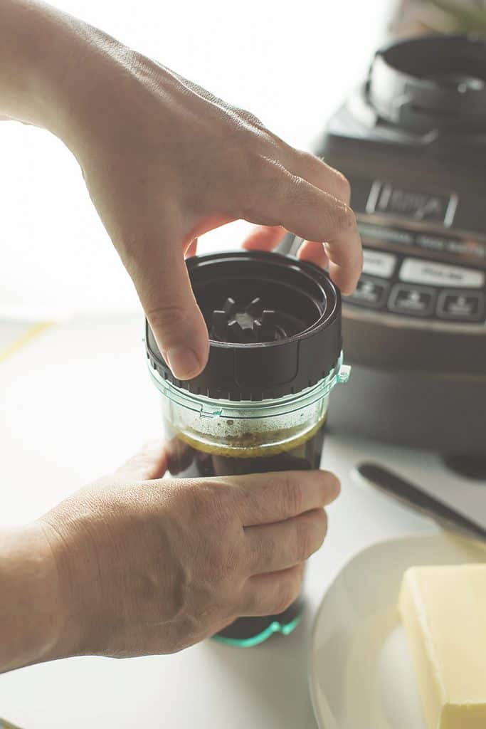  skruva locket på ninja blender cup för att göra keto-kaffe
