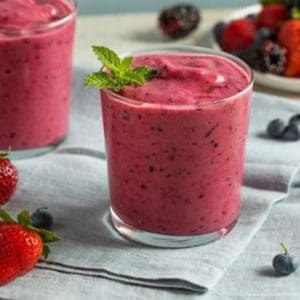 3 low carb smoothies with berries