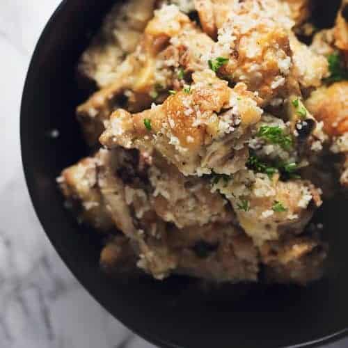 a black bowl full of garlic parmesan chicken wings