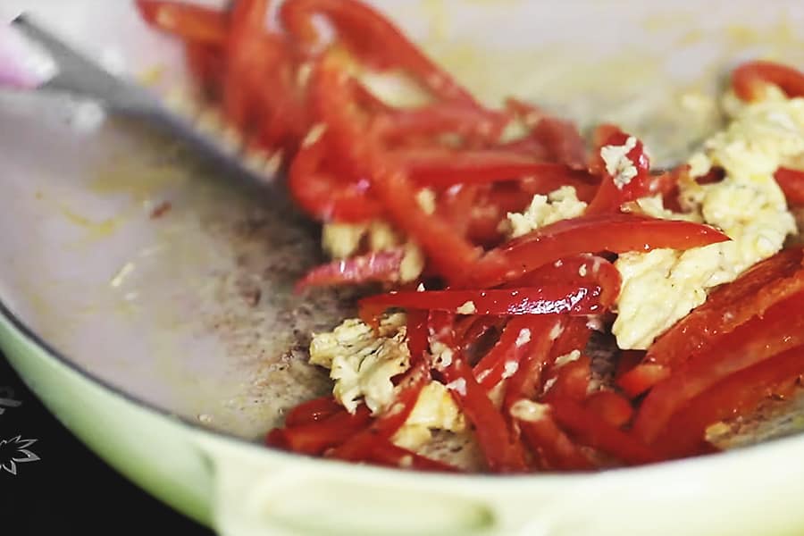 red peppers and scrabmbled egg for keto pad Thai 