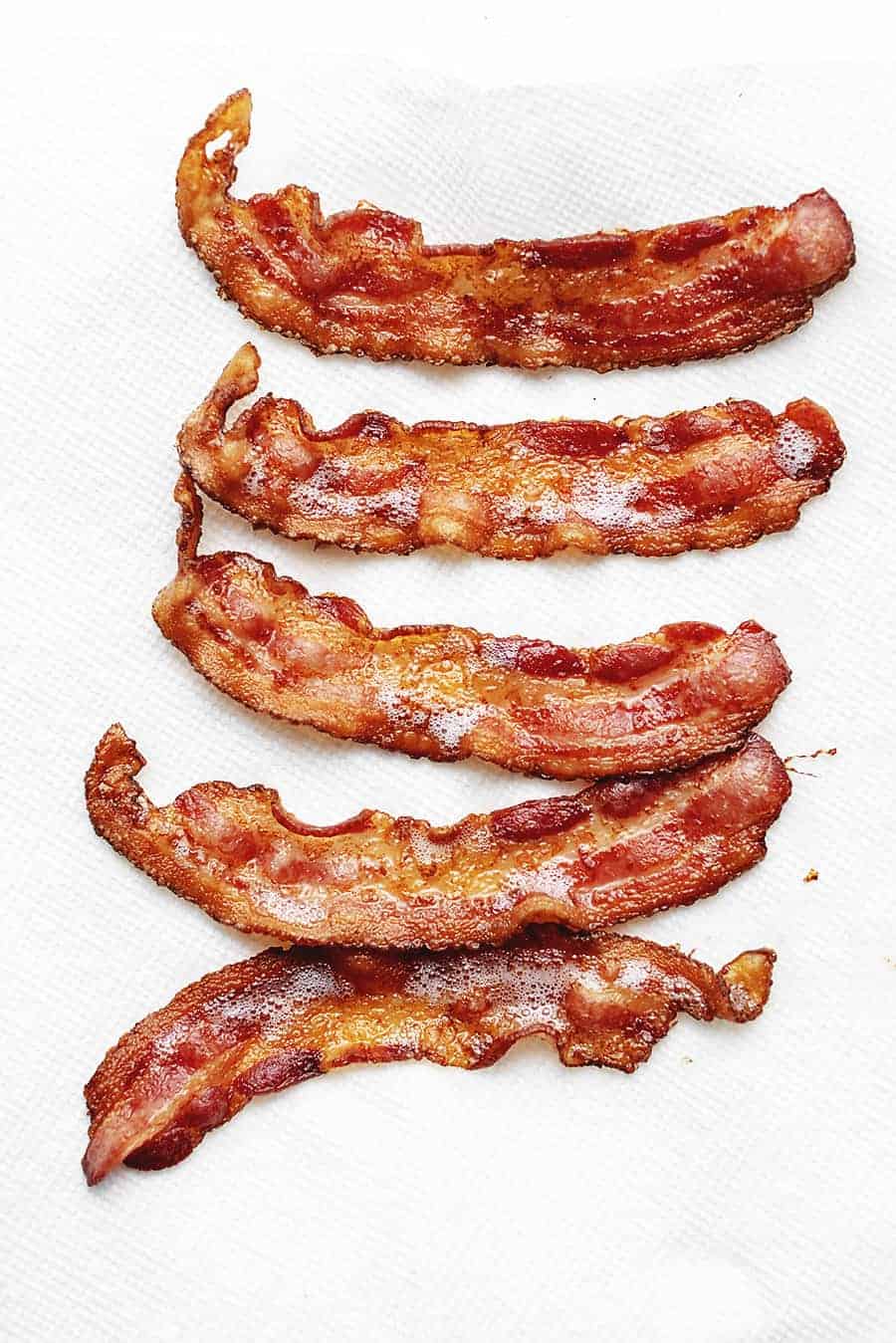 5 pieces of crispy bacon on paper towels