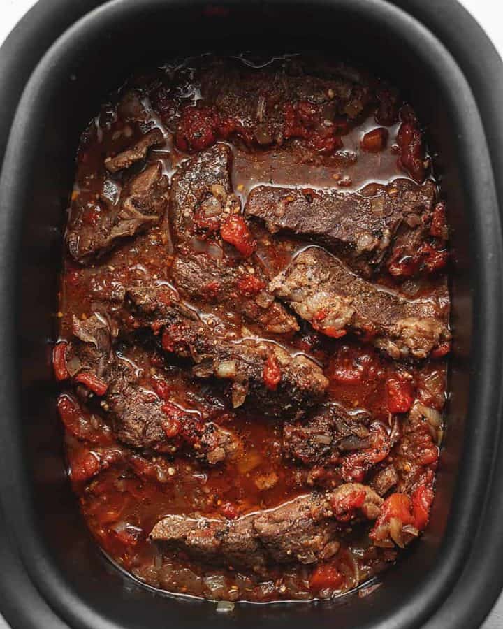 crockpot short ribs in a slow cooker