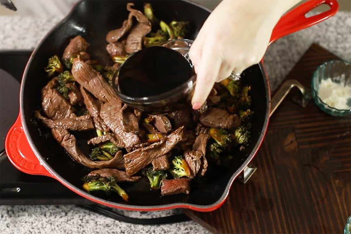 adding sauce to beef and broccoli