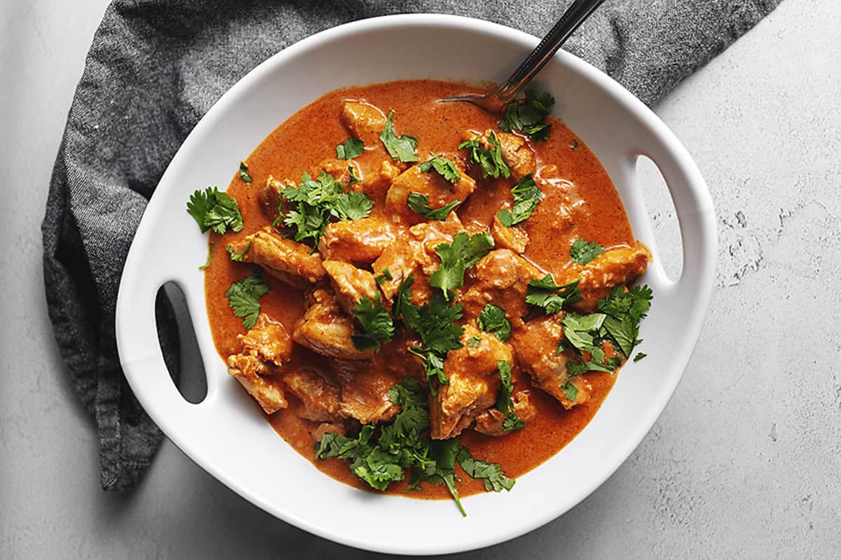 keto butter chicken in a white bowl