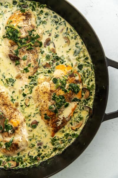 a black skillet with chicken Florentine